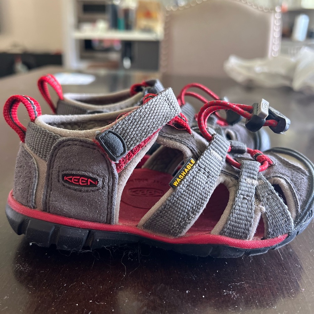 Kids keens size 9 great shape